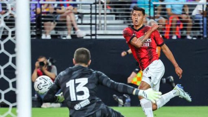 LAS VEGAS, NEVADA - AUGUST 01: Iaki Pea #13 of FC Barcelona blocks a shot by Tijjani Reijnders #14 of AC Milan in the first half of a preseason friendly match during the 2023 Soccer Champions Tour at Allegiant Stadium on August 01, 2023 in Las Vegas, Nevada.   Ethan Miller/Getty Images/AFP (Photo by Ethan Miller / GETTY IMAGES NORTH AMERICA / Getty Images via AFP)