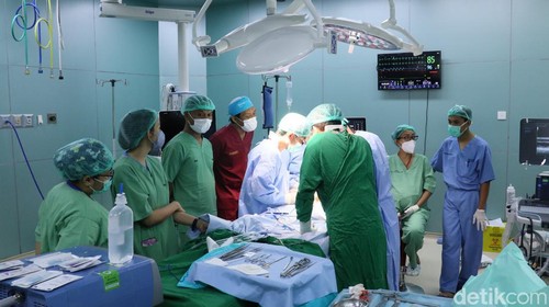 Tim Medis RSUD NTB melakukan operasi perdana pemasangan permanent pacemaker atau alat pacu jantung permanen pada anak.