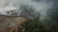 Foto udara TPA Sarimukti yang terbakar di Kabupaten Bandung Barat, Jawa Barat, Rabu (23/8/2023).   