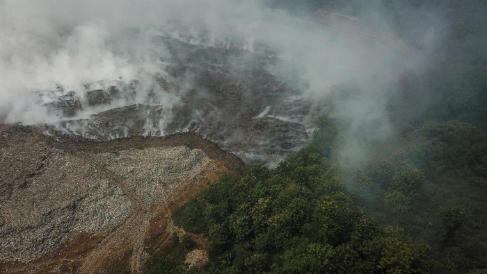 Foto udara TPA Sarimukti yang terbakar di Kabupaten Bandung Barat, Jawa Barat, Rabu (23/8/2023). TPA Sarimukti yang terbakar sejak 19 Agustus 2023 tersebut disinyalir akibat puntung rokok dan gas metan yang membakar seluas 10 hektar tempat pembuangan akhir. ANTARA FOTO/Raisan Al Farisi/rwa.