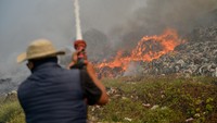 Dilaporkan seluas 10 hektar tempat pembuangan akhir itu terbakar.  