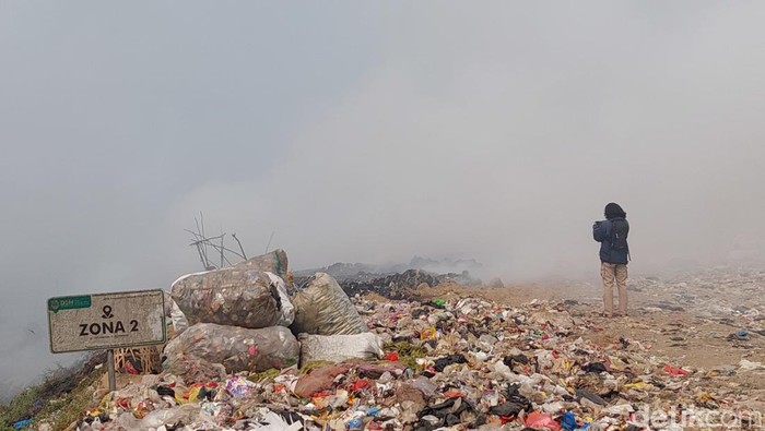 TPA Sarimukti terbakar.
