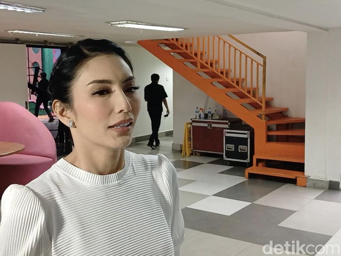 Tyas Mirasih, Tezi dan Pampam saat ditemui di studio Trans TV.