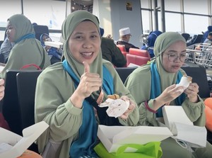 Saat Jemaah Umrah Nikmati Sajian Menu dailygroup di T3 Soekarno Hatta