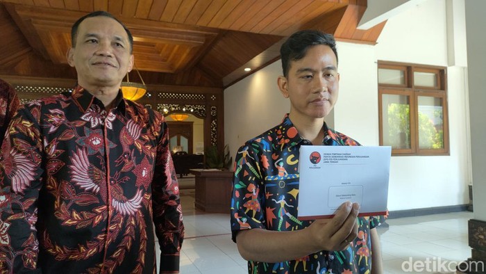Sekretaris DPD PDIP Jateng Sumanto menyerahkan undangan ke Gibran langsung di Balai Kota Solo, Rabu (23/8/2023).