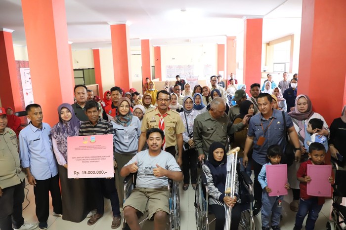 Wabup Garut Serahkan Secara Simbolis Bantuan untuk Korban Bencana dan Alat Penunjang Bagi Disabilitas