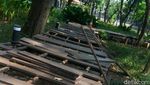 Waduh! Jembatan Kayu Tebet Eco Park Rusak Parah