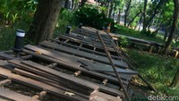Menurut informasi, jembatan kayu di Tebet Eco Park rusak karena dipakai warga untuk berlari. Padahal, trek lari sudah disediakan di jalur aspal.  