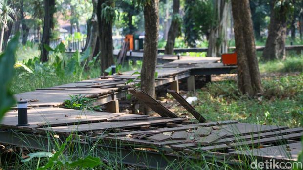 Jembatan kayu di Tebet Eco Park, Jakarta, rusak. Akses menuju jembatan kayu saat ini ditutup.