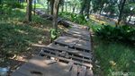 Waduh! Jembatan Kayu Tebet Eco Park Rusak Parah