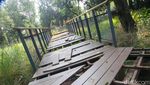 Waduh! Jembatan Kayu Tebet Eco Park Rusak Parah