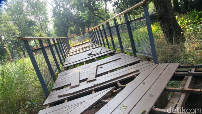 Jembatan kayu di Tebet Eco Park, Jakarta, rusak. Akses menuju jembatan kayu saat ini ditutup.