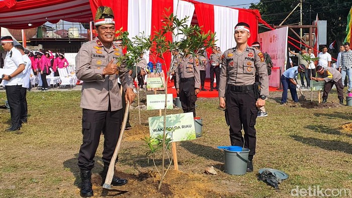 Wakapolda Riau Brigjen Polisi K Rahmadi saat penanaman pohon di Pekanbaru