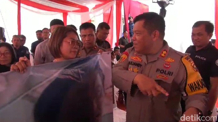 Wakapolresta Jambi menemui emak-emak yang gerebek basecamp narkoba beberapa waktu lalu.