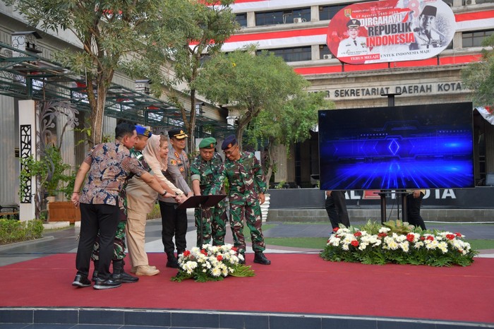 Wali Kota Semarang Hevearita Gunaryanti Rahayu bersama dengan Polrestabes Kota Semarang dan jajaran Forkopimda me-launching program RT Smart (Semarang Makin Aman, Ramah dan Tangguh) Jumat, (18/8) di halaman Balaikota Semarang.