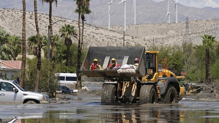 Warga California Terdampak Badai Hilary Dievakuasi dengan Buldoser Firefighters use a skip loader to rescue people from an assisted living center after the street was flooded with mud Monday, Aug. 21, 2023, in Cathedral City, Calif. Forecasters said Tropical Storm Hilary was the first tropical storm to hit Southern California in 84 years, bringing the potential for flash floods, mudslides, isolated tornadoes, high winds and power outages. (AP Photo/Mark J. Terrill)
