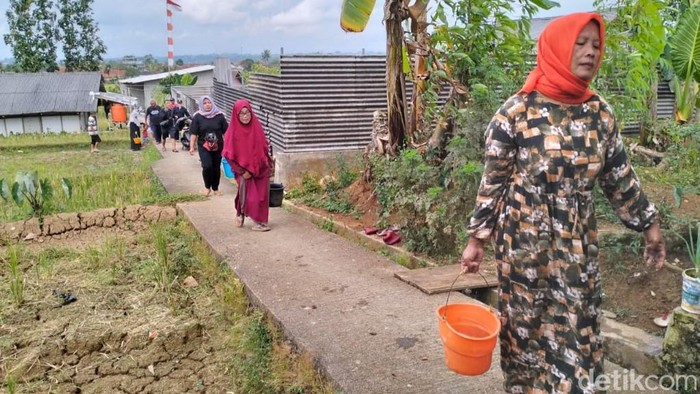 Warga Cijulang Cihaurbeuti Ciamis mengambil air di Sumur yang berada di area persawahan akibat kekeringan saat musim kemarau.