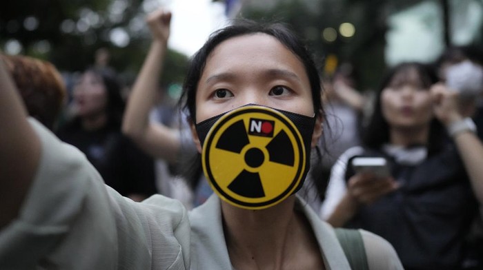 Warga Korsel Ngamuk Jepang Mau Buang Limbah Nuklir Fukushima ke Laut A member of environmental civic group shouts slogan during a rally to demand the withdrawal of the Japanese government's decision to release treated radioactive water into the sea from the damaged Fukushima nuclear power plant, in Seoul, South Korea, Tuesday, Aug. 22, 2023. Japan will start releasing treated and diluted radioactive wastewater from the Fukushima Daiichi nuclear plant into the Pacific Ocean as early as Thursday β a controversial step that the government says is essential for the decades of work needed to shut down the facility that had reactor meltdowns 12 years ago. (AP Photo/Lee Jin-man)