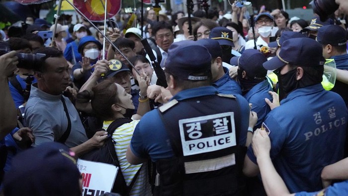 Warga Korsel Ngamuk Jepang Mau Buang Limbah Nuklir Fukushima ke Laut A member of environmental civic group shouts slogan during a rally to demand the withdrawal of the Japanese government's decision to release treated radioactive water into the sea from the damaged Fukushima nuclear power plant, in Seoul, South Korea, Tuesday, Aug. 22, 2023. Japan will start releasing treated and diluted radioactive wastewater from the Fukushima Daiichi nuclear plant into the Pacific Ocean as early as Thursday β a controversial step that the government says is essential for the decades of work needed to shut down the facility that had reactor meltdowns 12 years ago. (AP Photo/Lee Jin-man)
