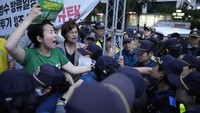 Namun, kebijakan Jepang itu membuat negara-negara tetangganya tidak senang. Seperti Korea Selatan menentang keras rencana Jepang tersebut.