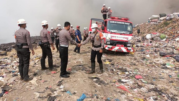 295 personel TNI-Polri dikerahkan bantu padamkan api di TPA Sarimukti