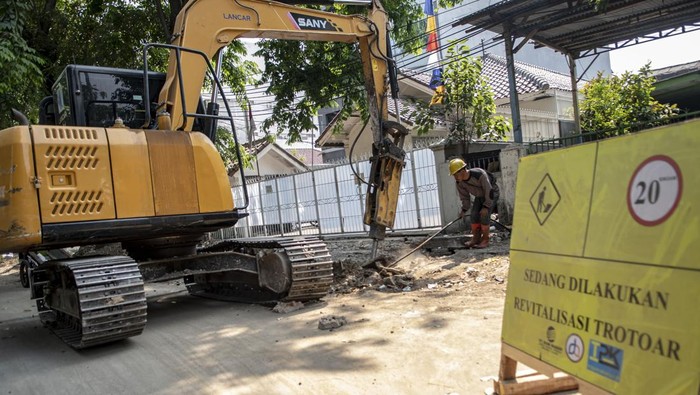 4 Lokasi Trotoar Dirombak Pemprov DKI Biar Ramah Disabilitas Pekerja dari Suku Dinas Bina Marga mengerjakan pembangunan pedestrian atau trotoar ramah disabilitas di Jakarta, Kamis (24/8/2023). Pemprov DKI Jakarta merevitalisasi empat lokasi pedestrian atau trotoar yang ramah disabilitas yaitu Jalan Yusuf Adiwinata, Jalan Agus Salim, Jalan HOS Cokroaminoto dan Jalan Kesehatan hingga Petojo Melintang. ANTARA FOTO/Muhammad Adimaja/nym.