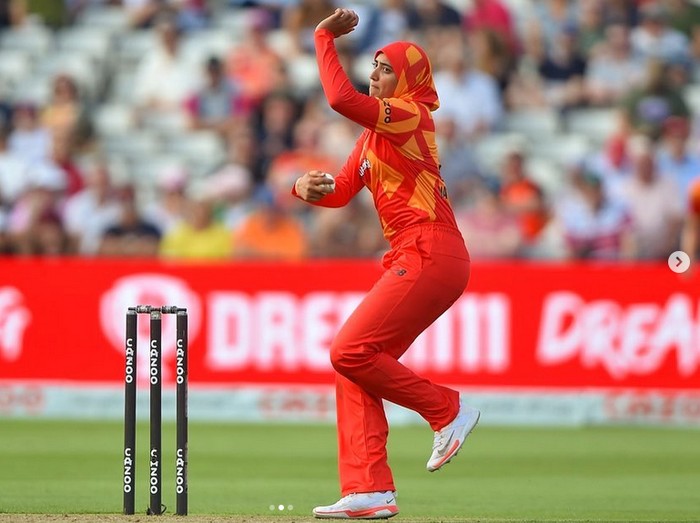 Abtaha Maqsood, wanita Muslim berhijab pertama di Inggris yang bermain kriket internasional.