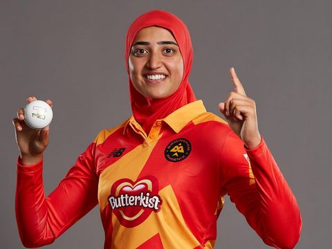 Abtaha Maqsood, wanita Muslim berhijab pertama di Inggris yang bermain kriket internasional.