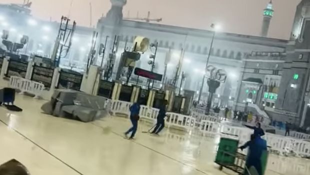 Angin kencang terjang Masjidil Haram, Mekah, Arab Saudi. (Instagram/makahquran)
