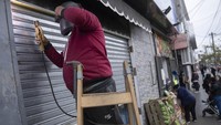 Pemasangan pintu logam ini setelah adanya ancaman penjarahan.  