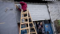 Pemilik toko Roger Oscosivi mengelas pintu logam yang diperkuat di pintu masuk tokonya di Loma Hermosa, pinggiran Buenos Aires, Argentina, Rabu (23/8/2023).  