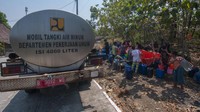 Warga mengambil air saat distribusi air bersih oleh Badan Penanggulangan Bencana Daerah (BPBD) Boyolali di Guwo, Wonosegoro, Boyolali, Jawa Tengah, Kamis (24/8/2023).