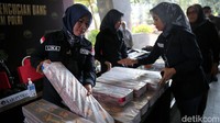 Polisi menyita uang tunai dalam pengungkapan kasus tersebut.  