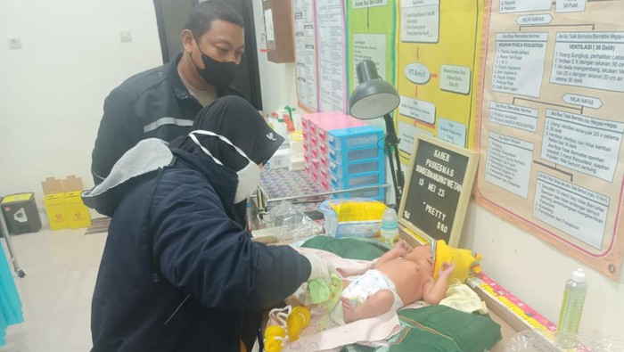 Bayi perempuan yang ditemukan di teras rumah warga Desa Harjokuncaran, Kecamatan Sumbermanjing Wetan, Kabupaten Malang, Kamis (24/8/2023), saat dirawat di puskesmas.