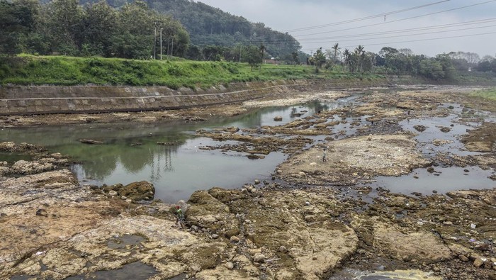 Foto udara kondisi aliran Sungai Citanduy surut di Bendungan Citanduy, Dobo, Kota Banjar, Jawa Barat, Kamis (24/8/2023). Memasuki musim kemarau, aliran Sungai Citanduy mulai surut dan mengakibatkan pasokan air untuk mengairi ribuan hektare lahan pertanian di wilayah Kota Banjar, Ciamis, dan Cilacap, Provinsi Jawa Tengah berkurang. ANTARA FOTO/Adeng Bustomi/rwa.