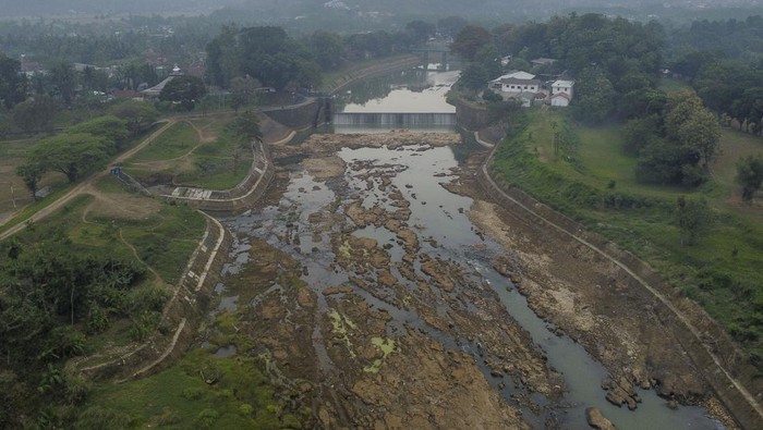 Foto udara kondisi aliran Sungai Citanduy surut di Bendungan Citanduy, Dobo, Kota Banjar, Jawa Barat, Kamis (24/8/2023). Memasuki musim kemarau, aliran Sungai Citanduy mulai surut dan mengakibatkan pasokan air untuk mengairi ribuan hektare lahan pertanian di wilayah Kota Banjar, Ciamis, dan Cilacap, Provinsi Jawa Tengah berkurang. ANTARA FOTO/Adeng Bustomi/rwa.