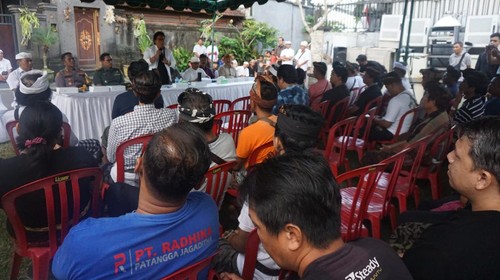 Bupati Badung I Nyoman Giri Prasta (kemeja putih dan berdiri) menemui warga di Sempidi, Kecamatan Mengwi,Rabu (23/8/2023). Warga setempat protes terkait rencana pembangunan TPS3R.