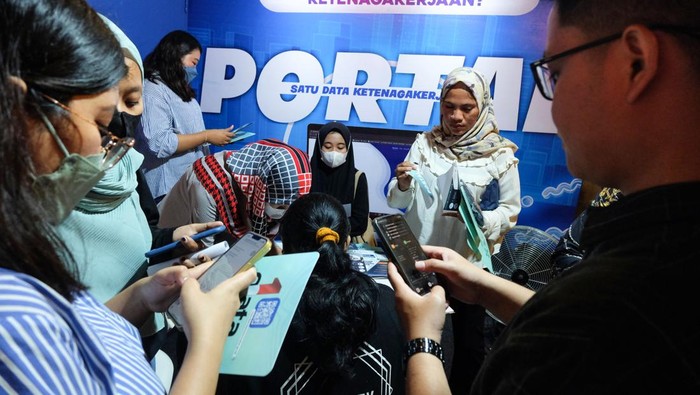 Petugas melayani pencari kerja untuk informasi lowongan saat digelarnya Solo Career Expo 2023 di Balai Kota Solo, Jawa Tengah, Kamis (24/8/2023). Bursa kerja yang digelar Pemkot Solo tersebut menyediakan 3.000 lowongan kerja dengan 257 jabatan dari 43 perusahaan guna mengurangi angka pengangguran terbuka di Solo. ANTARAFOTO/Maulana Surya/nym.