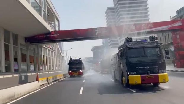 Cara Polisi Kurangi Polusi Udara, Jalanan Protokol Disemprot Water Cannon. Penyemprotan dilakukan pada Rabu (23/8/2023).