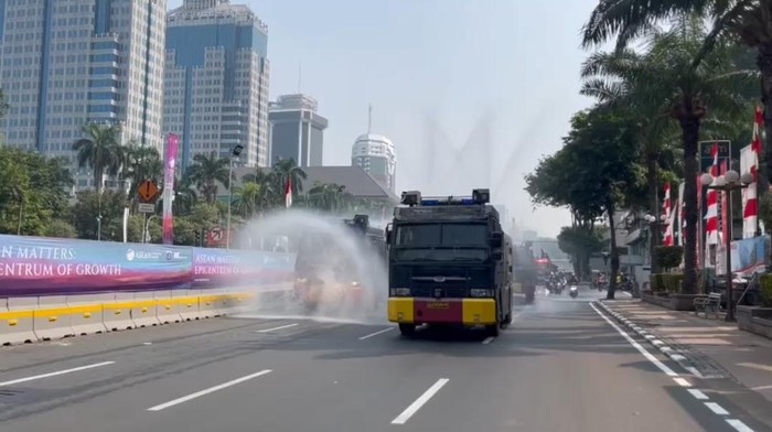 Cara Polisi Kurangi Polusi Udara, Jalanan Protokol Disemprot Water Cannon. Penyemprotan dilakukan pada Rabu (23/8/2023).