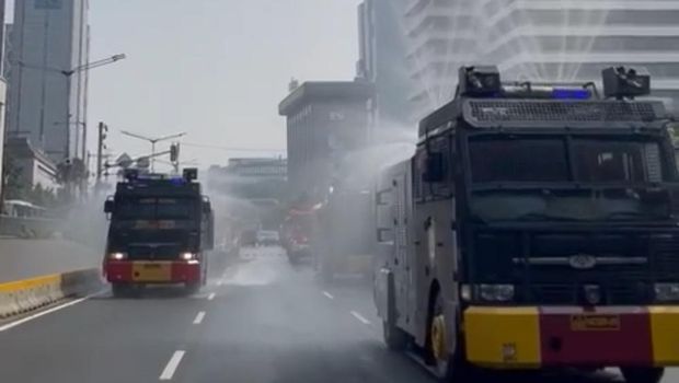 Cara Polisi Kurangi Polusi Udara, Jalanan Protokol Disemprot Water Cannon. Penyemprotan dilakukan pada Rabu (23/8/2023).