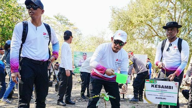 Delegasi AMMTC melakukan penanaman pohon di Taman Nasional Komodo