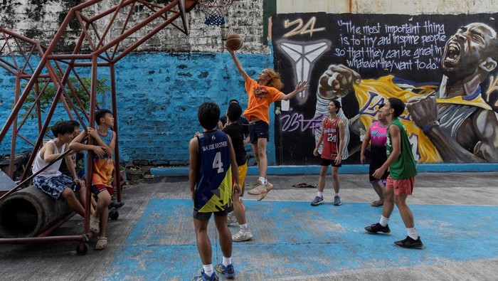 Demam Basket di Filipina Jelang Kejuaraan Dunia FIBA Men play basketball at a court alongside the train tracks in Pandacan, Manila, Philippines, June 2, 2023. Basketball is played everywhere and by almost everyone in the Philippines, which counts the sport as a national obsession along with boxing and beauty pageants. Enthusiasm for the sport isΒ onlyΒ intensifying ahead of the 2023 FIBA Basketball World Cup, which opens in Manila on Friday. REUTERS/Eloisa Lopez SEARCH