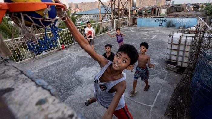 Demam Basket di Filipina Jelang Kejuaraan Dunia FIBA Men play basketball at a court alongside the train tracks in Pandacan, Manila, Philippines, June 2, 2023. Basketball is played everywhere and by almost everyone in the Philippines, which counts the sport as a national obsession along with boxing and beauty pageants. Enthusiasm for the sport isΒ onlyΒ intensifying ahead of the 2023 FIBA Basketball World Cup, which opens in Manila on Friday. REUTERS/Eloisa Lopez SEARCH