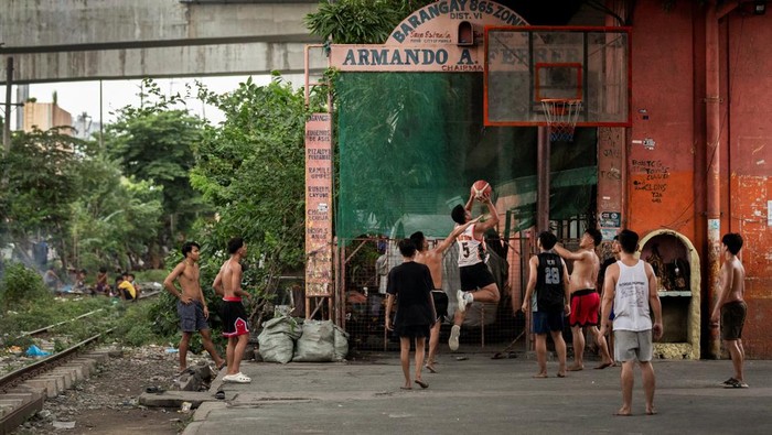 Men play basketball at a court alongside the train tracks in Pandacan, Manila, Philippines, June 2, 2023. Basketball is played everywhere and by almost everyone in the Philippines, which counts the sport as a national obsession along with boxing and beauty pageants. Enthusiasm for the sport is only intensifying ahead of the 2023 FIBA Basketball World Cup, which opens in Manila on Friday.      REUTERS/Eloisa Lopez      SEARCH 
