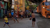 Lapangan basket bisa ditemukan dengan mudah di Filipina. Seperti di pinggir rel kereta ini.