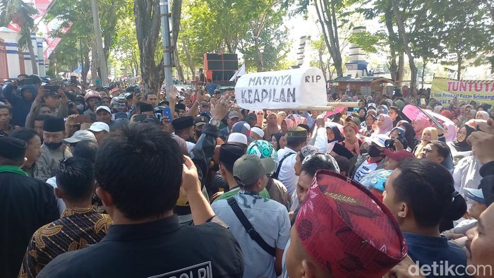 Demo pedangang pasar di Sampang