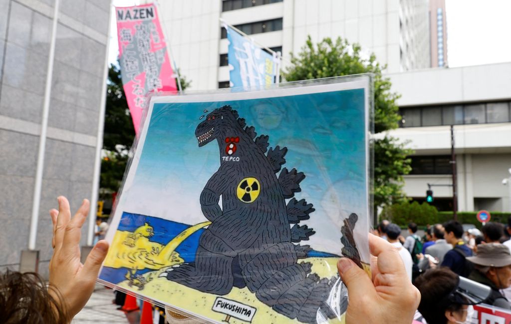 Demonstran melakukan aksi unjuk rasa di depan kantor pusat Tokyo Electric Power Company (TEPCO) di Tokyo, Jepang, Kamis (24/8/2023). (REUTERS/Kim Kyung-Hoon)
