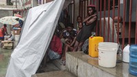 Badai Franklin menambah derita warga yang sebelumnya harus melarikan diri dari rumah akibat bentrokan geng bersenjata.  