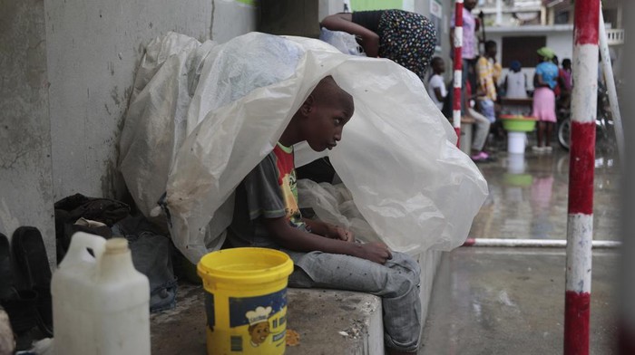 Derita Pengungsi Haiti Dihantam Badai Franklin Displaced people sit inside a school where they are taking refuge due to gang violence, as it rains due to Tropical Storm Franklin in Port-au-Prince, Haiti, Wednesday, Aug. 23, 2023. (AP Photo/Odelyn Joseph)